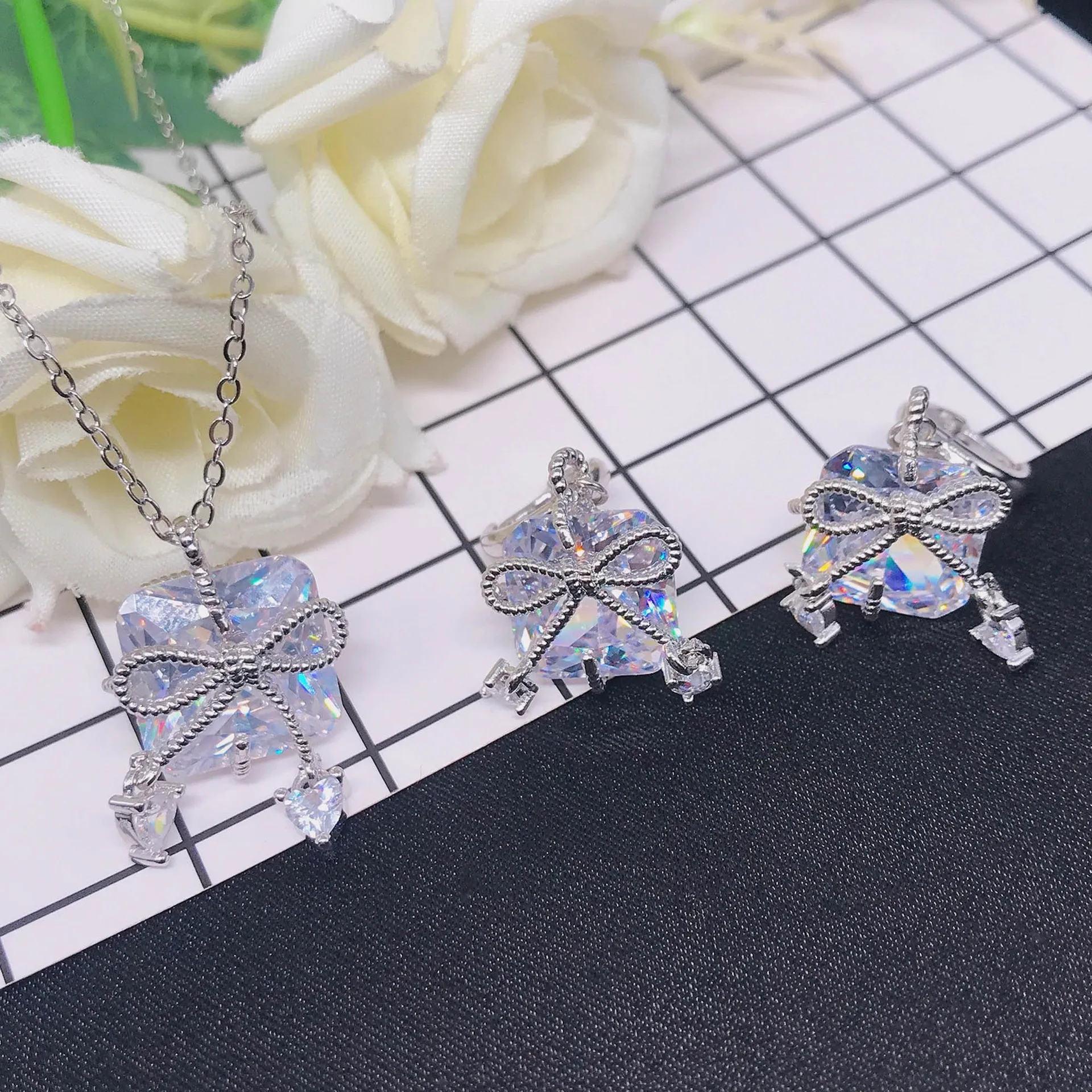 

Foydjew Super Fairy Bowknot Ribbon Technology Diamond Necklace Bright High Carbon Diamond Ice Flower Cut Earrings Jewelry Sets