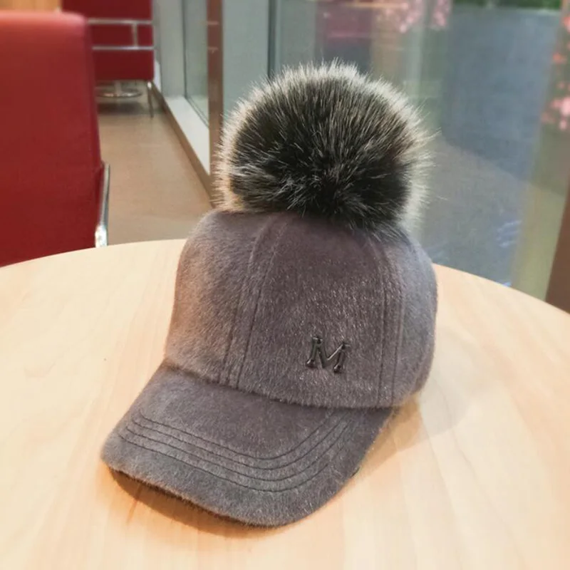 Зимняя женская меховая бейсболка утепленная с буквой M | Аксессуары для одежды