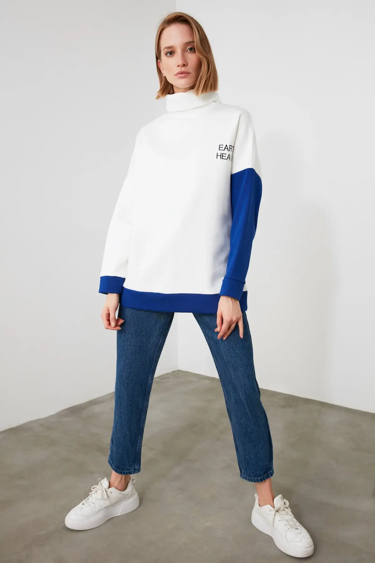 

Trendyol Upright Collar Knitted Sweatshirt TWOAW21SW1055