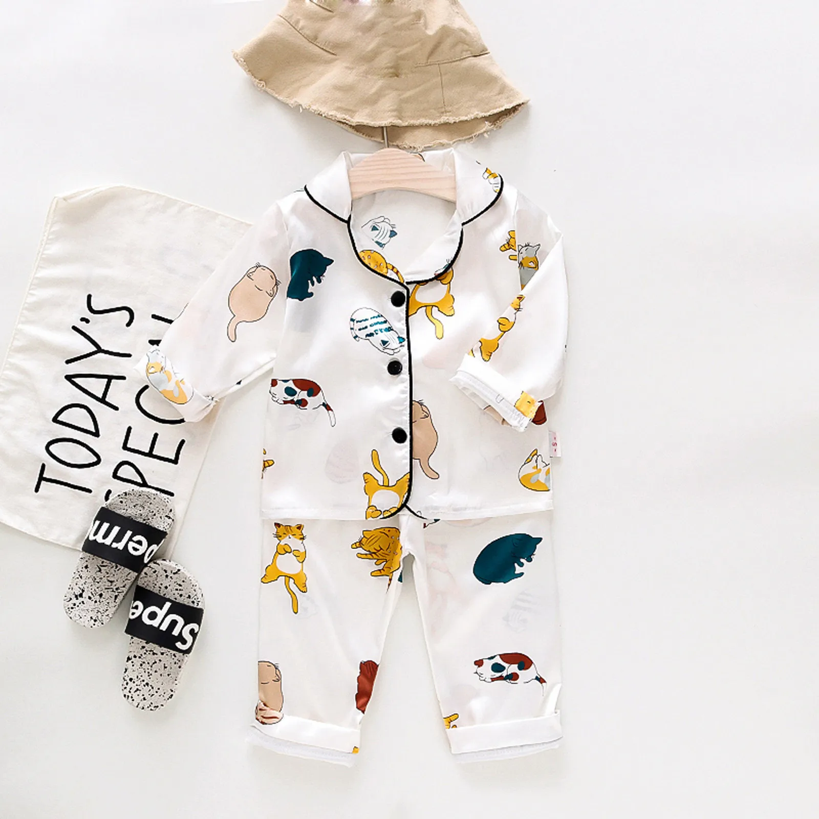 Пижамный комплект детский атласный на пуговицах с мультяшным рисунком штаны для