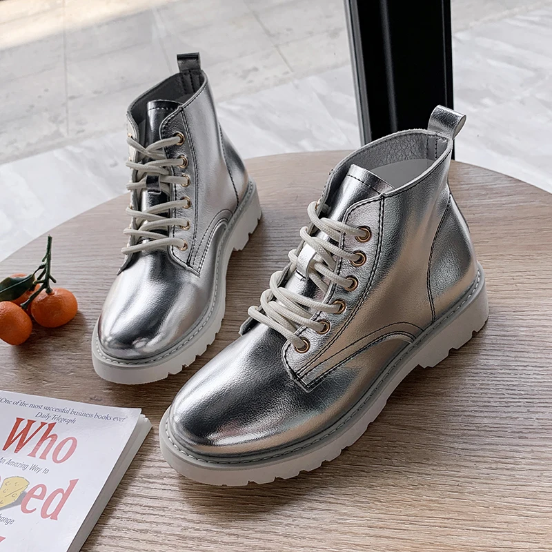 Модные осенне зимние ботинки серебристые кроссовки на массивной подошве большие
