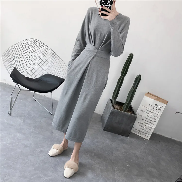 Женское вязаное платье в винтажном стиле элегантное средней длины с разрезом