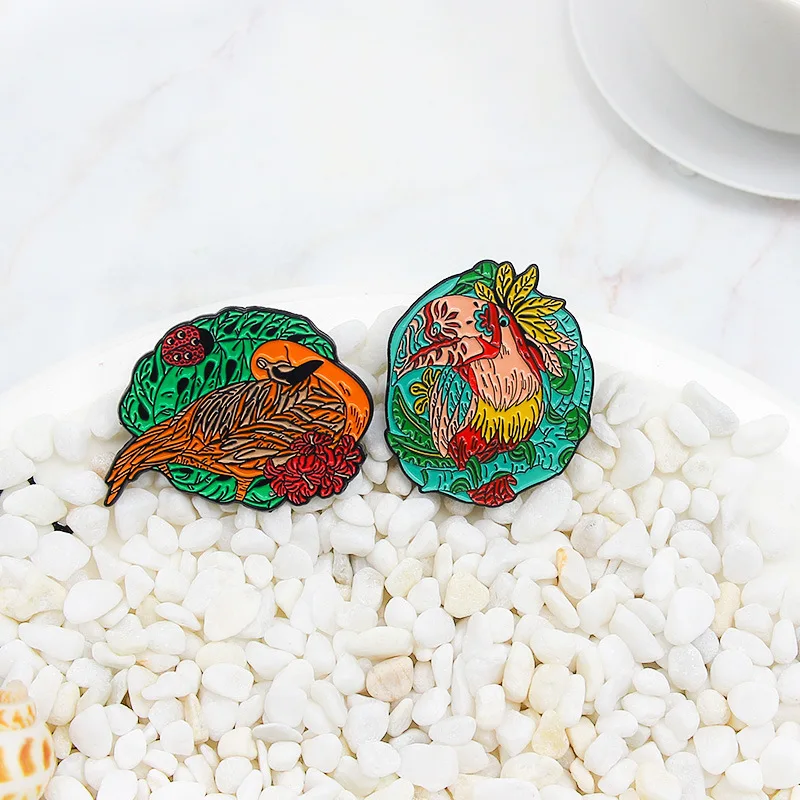 

MIX DESIGNSColorful Plumage In a Big Beak Abel Pins, Flamingos Insects Creative Design Good Friends Brooches Clothes Shirt Badge