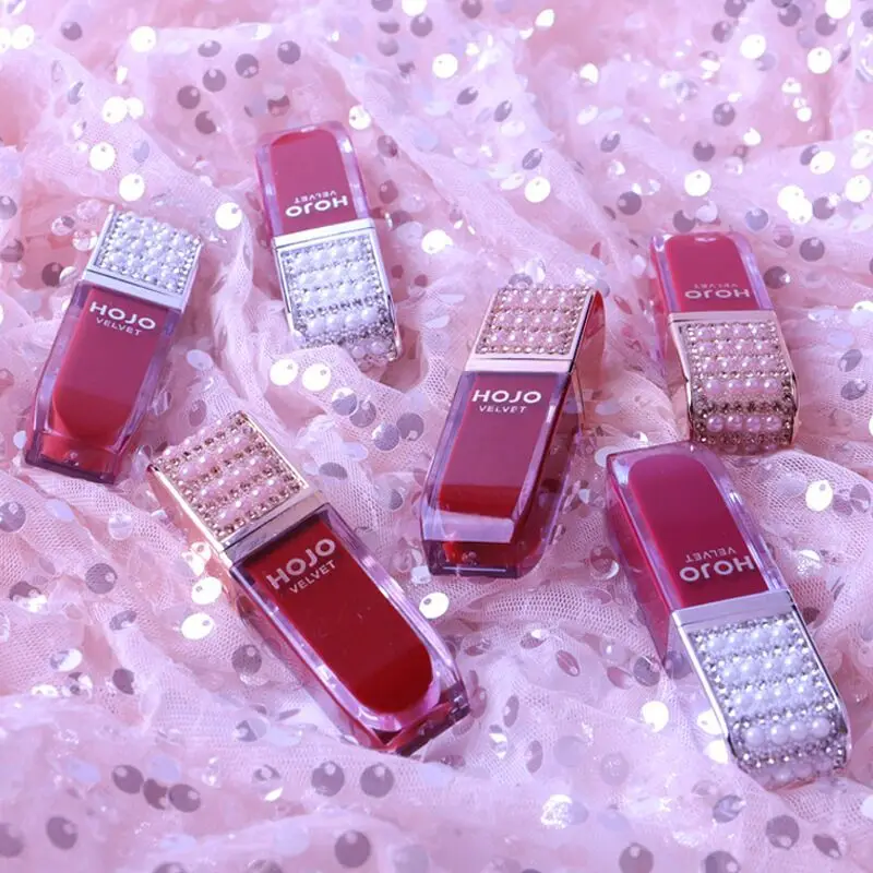 Бархатная помада HOJO с жемчужинами на ладони легкая в цветении матовая