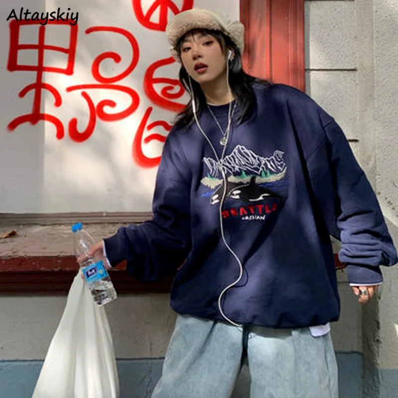 Свитшот женский весенний с круглым вырезом и вышивкой | Женская одежда