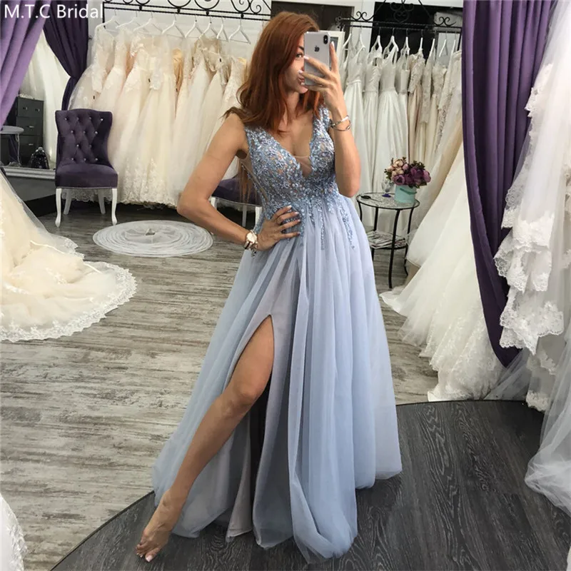 Мятно-синие платья для выпускного из тюля с кристаллами разрезом и V-образным