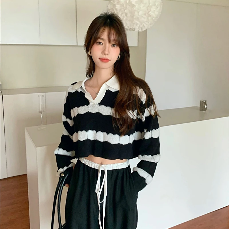 Женский трикотажный укороченный свитер в полоску черный или белый Повседневный