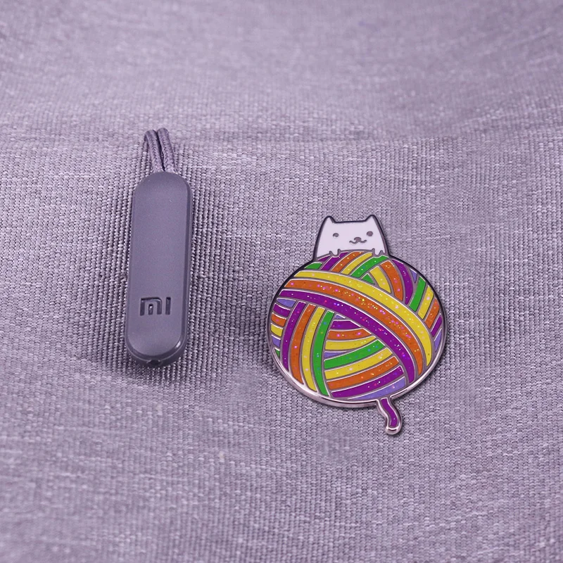 Этот кот любит заколку из пряжи показывая вашу привязку как к волокнам так и