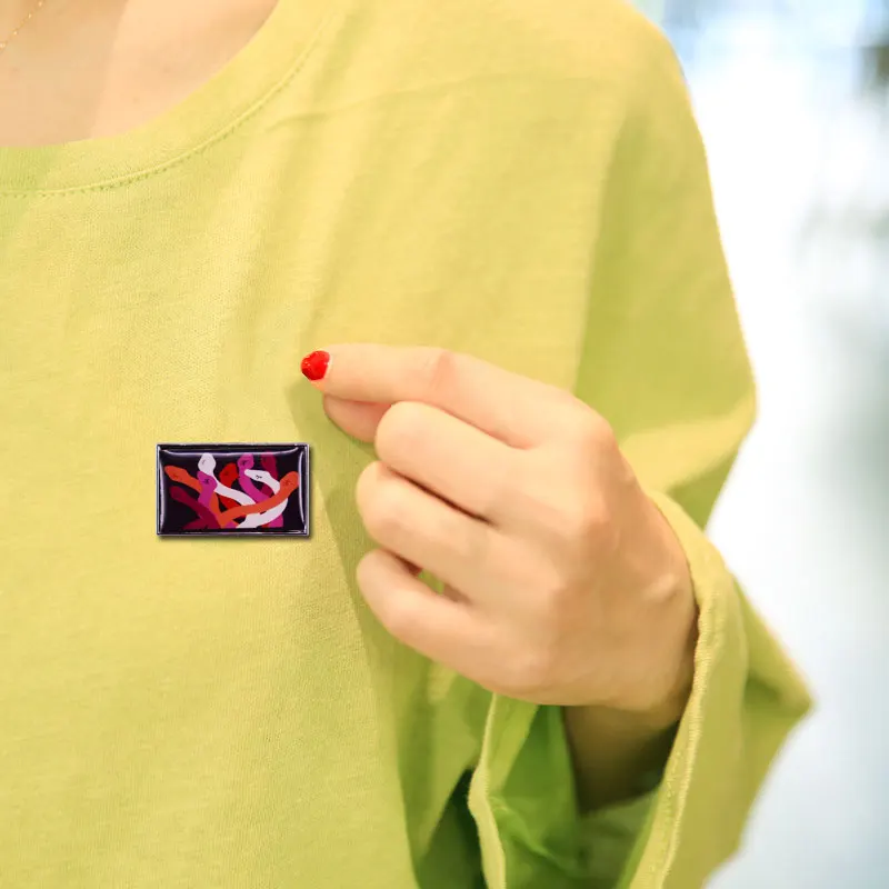 Яркая брошь в виде гордости змеи из мультфильма Shyly значок на булавке забавные