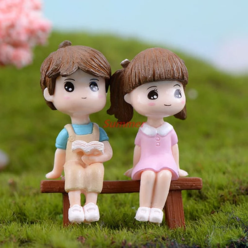 

New 1set Sweety Lovers Couple Chair Book Figurines Miniatures Fairy Garden Gnome Moss Terrariums Resin Crafts Home Decorations