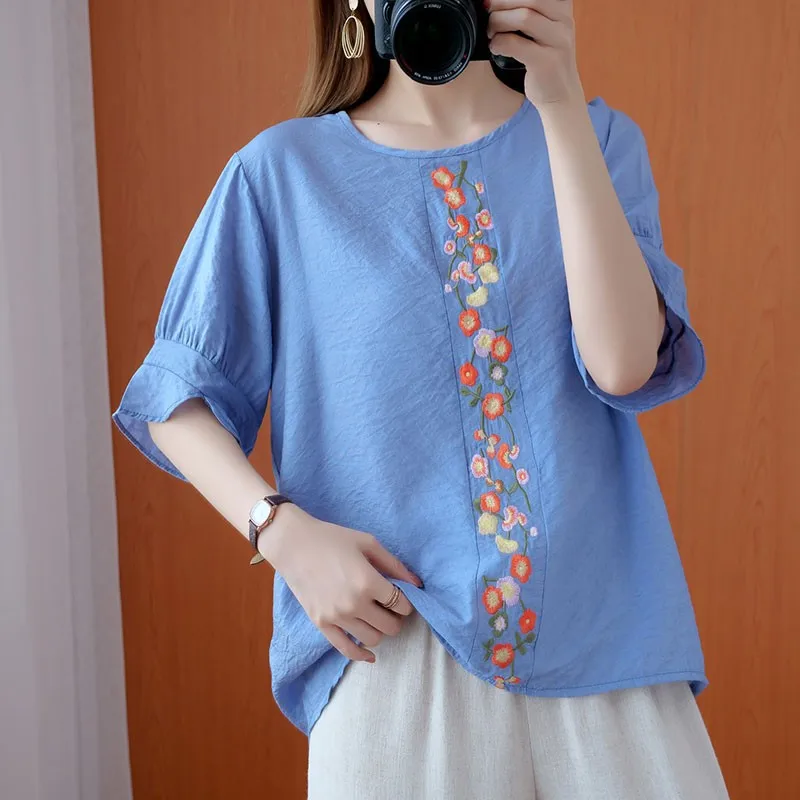 

Women Loose Casual T-shirts New Arrival 2021 Summer Vintage Simple Style Floral Embroidery O-neck Female Cotton Tops Tees S2803