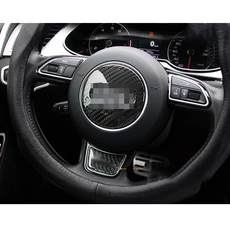 Реальные углеродного волокна рулевого колеса автомобиля с логотипом в центре