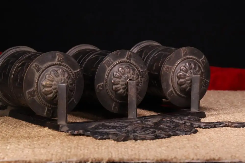 

Tibetan temple's copper tires are hand-tapped, chiseled, old chakras, and there are bells of Jingshulong statues Magic weapon