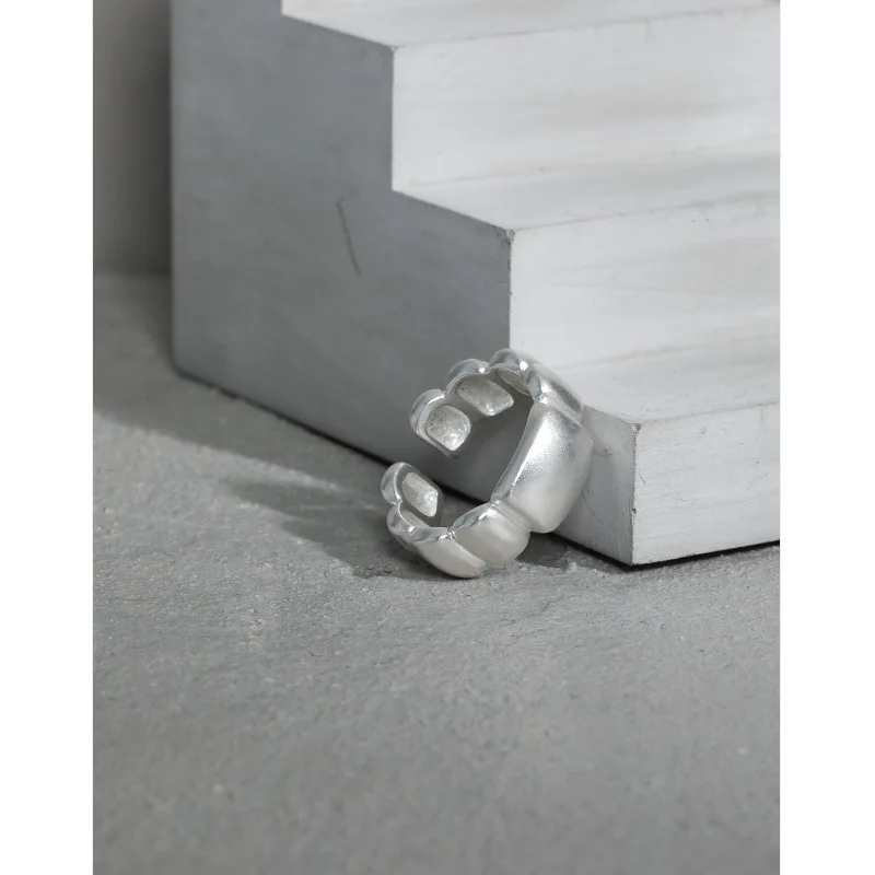 

Изысканный дизайн Ins нишевой, минималистичный, универсальный, Неровная поверхность текстуры, S925 Стерлинговое Серебро Открытое кольцо для ж...