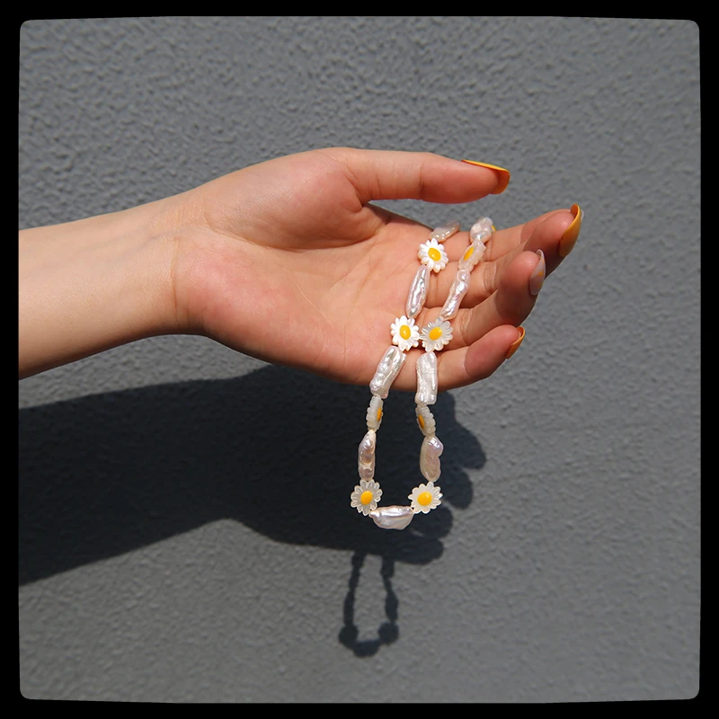 

HANGZHI 2021 New Punk Baroque Freshwater Pearl Hand Painted Daisy Flowers Retro Clavicle Necklace For Women Girls Party Jewelry