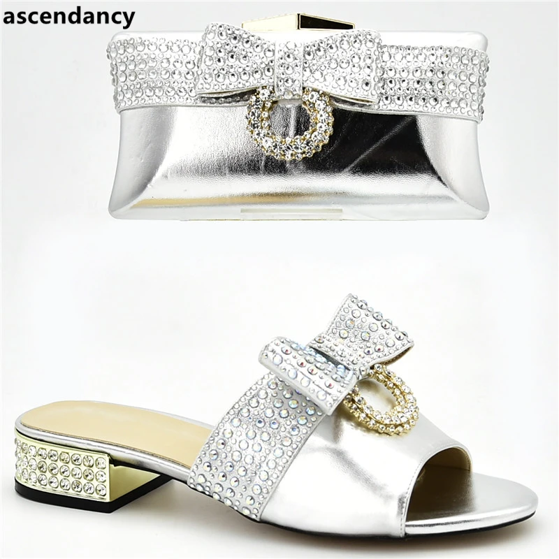 Модная женская модель Итальянские аксессуары украшенные нигерийской обувью