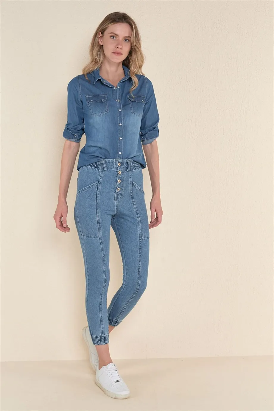

Women's Light Blue Waist And Trotting Wheel Jean Pants
