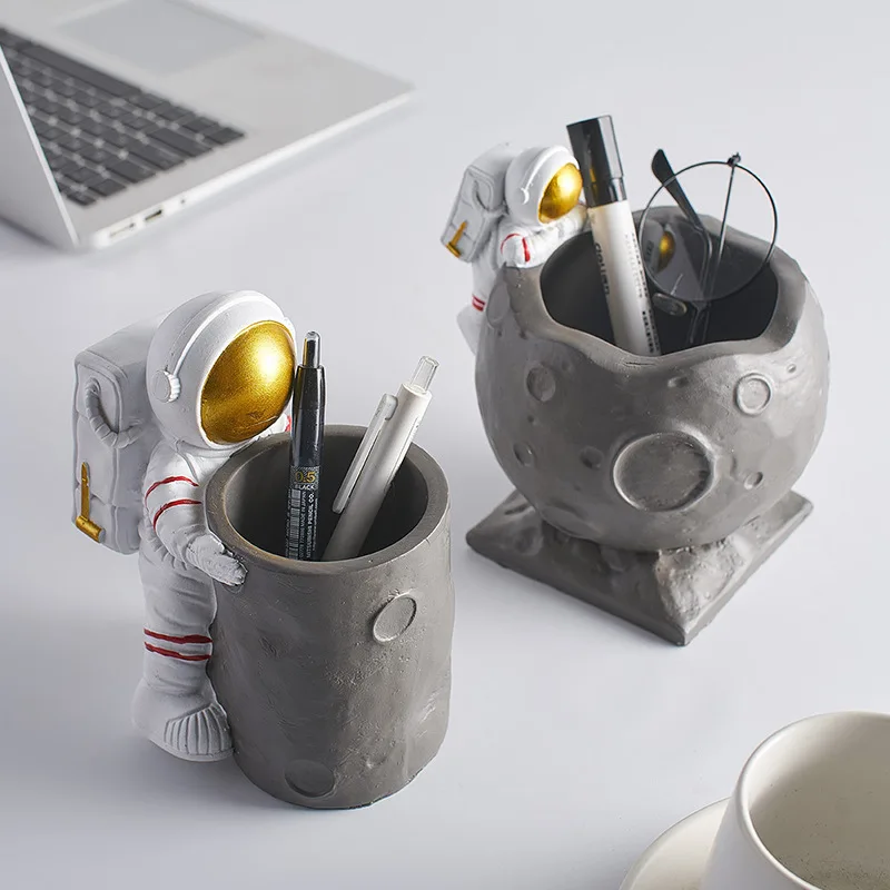 

Modern Minimalist Resin Astronaut Pen Holder Office Model Room Study Practical Decorations Desktop Ornaments