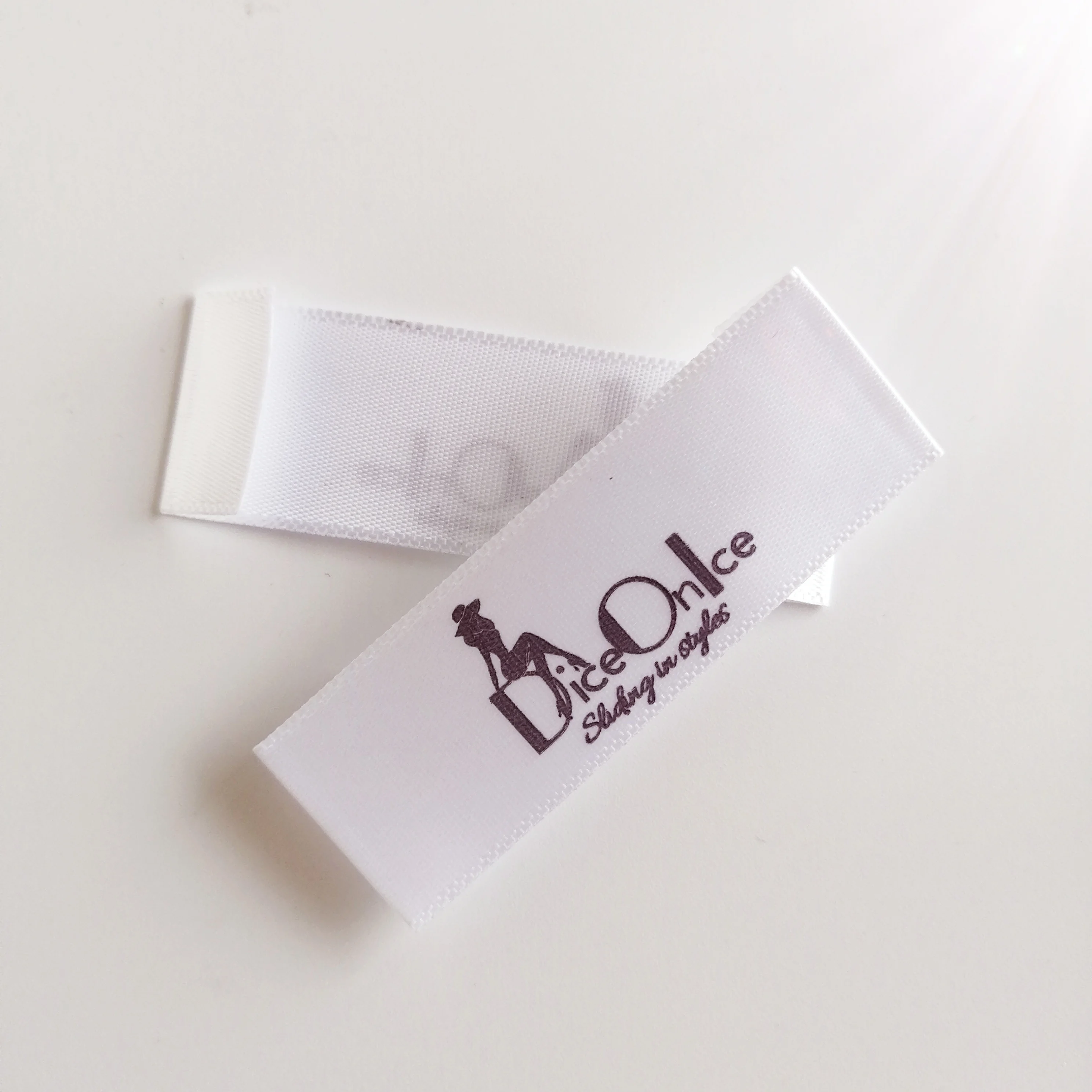 Новый стиль печати этикетки Пользовательские швейные с собственным логотипом на