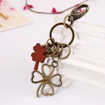 

Creative Gift Car Keychain Retro Punk Clover Clover Leather Keychain Ladies Backpack Pendant Key Chain Accessories Cute