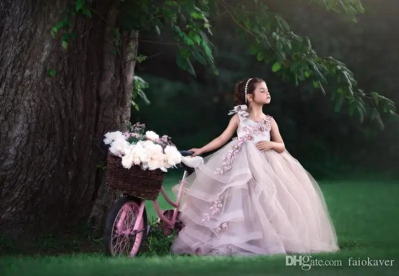 2020 г. Фиолетовые платья для девочек держащих букет невесты на свадьбе v-образный