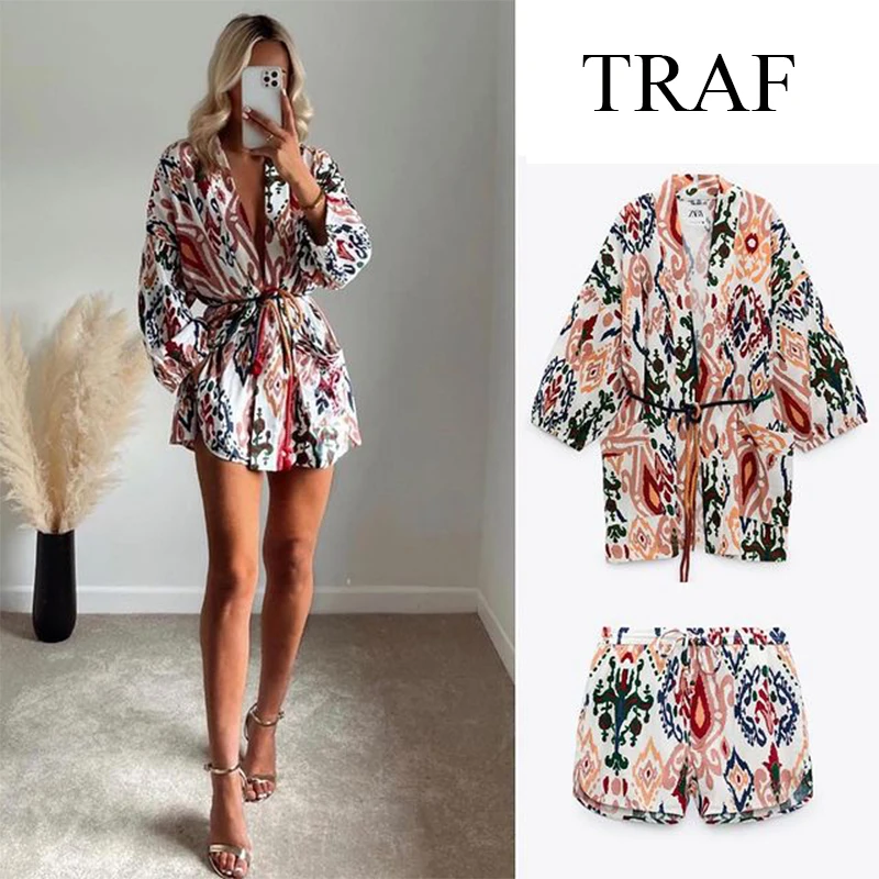 Костюм двойка женский из блузки и шортов с высокой талией| |