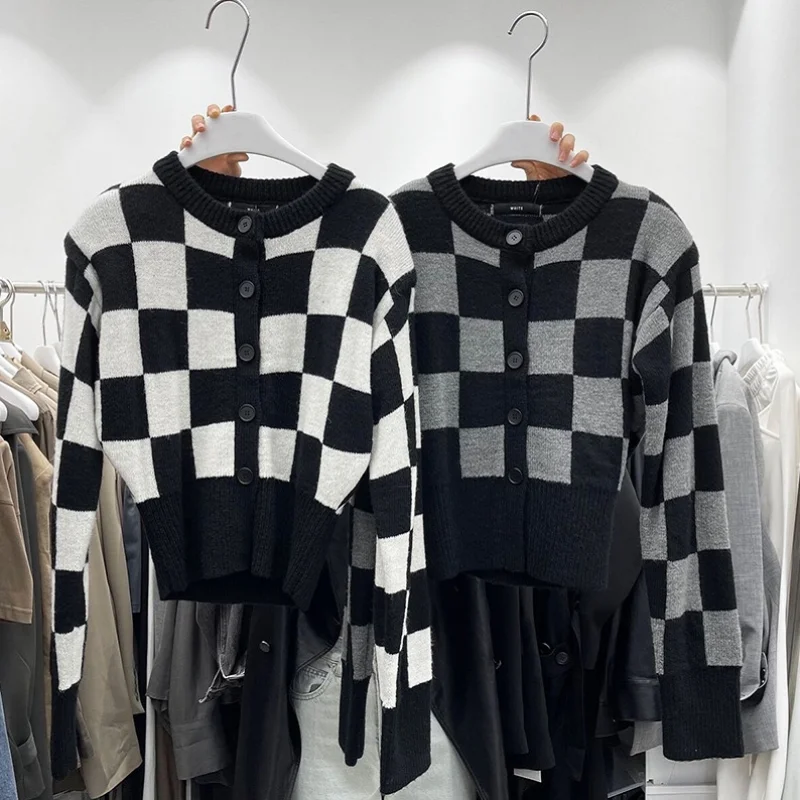 

2022 autumn and winter new western style color matching plaid knitted cardigan women round neck slim long-sleeved sweater