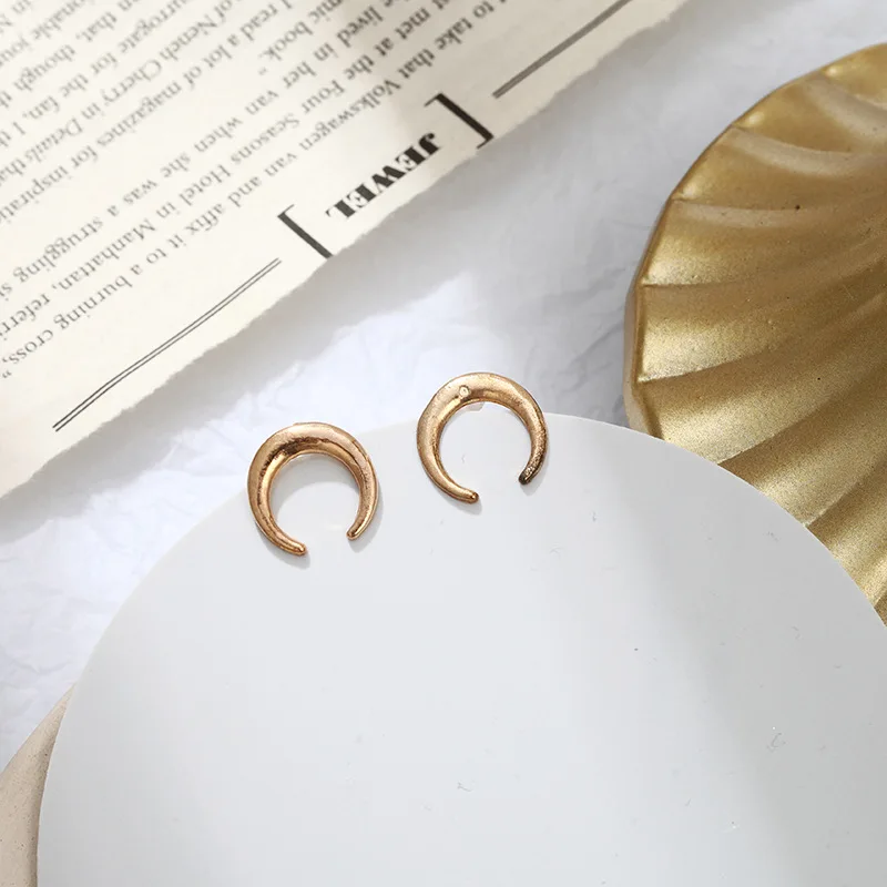 Модные простые женские серповидные серьги-гвоздики из сплава с изогнутыми луной