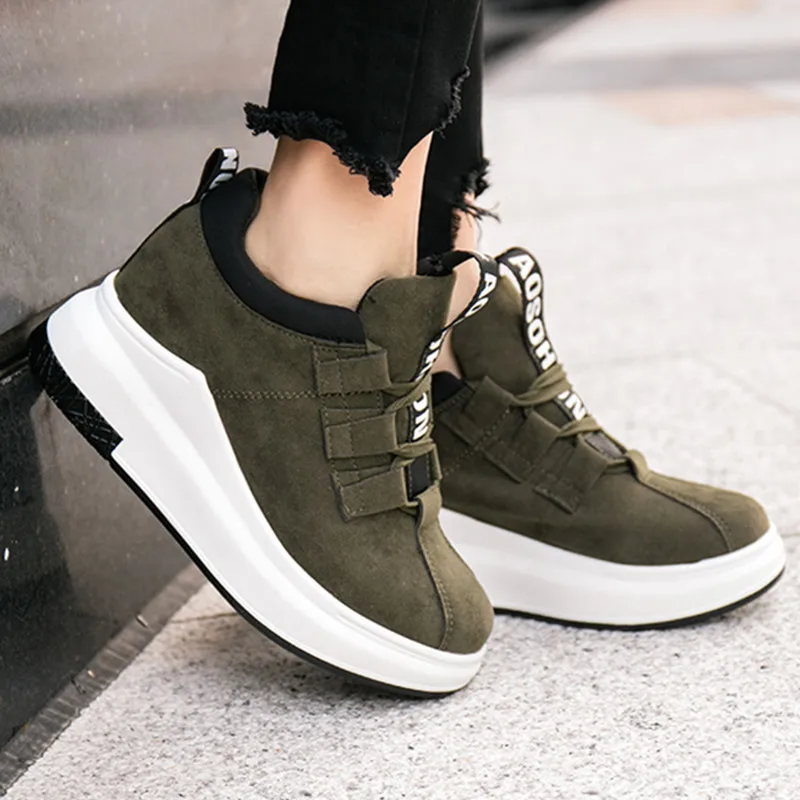 Женские замшевые кроссовки на танкетке мягкие уличные Скрытые туфли платформе