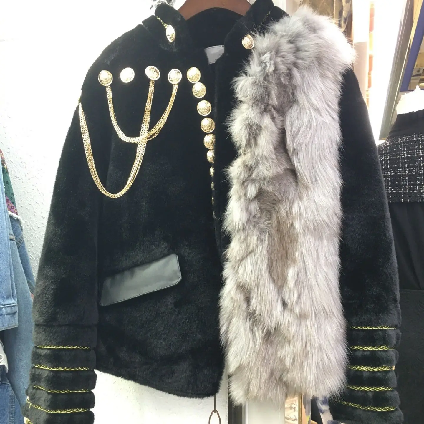

Женская двухсторонняя шуба из искусственного меха, пальто в дворцовом стиле из искусственного лисьего меха с металлическими пуговицами и ц...