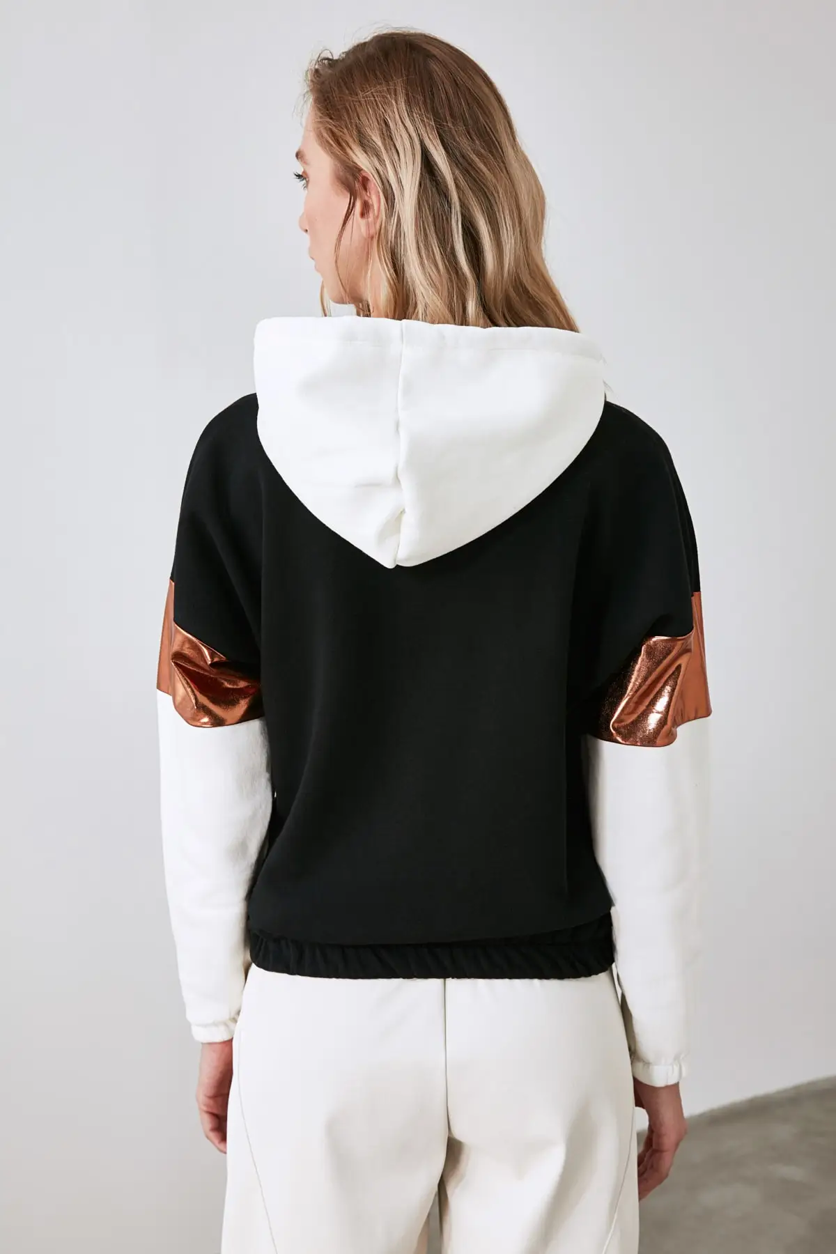

Trendyol With Color Block Hooded Knitted Sweatshirt TWOAW21SW1193