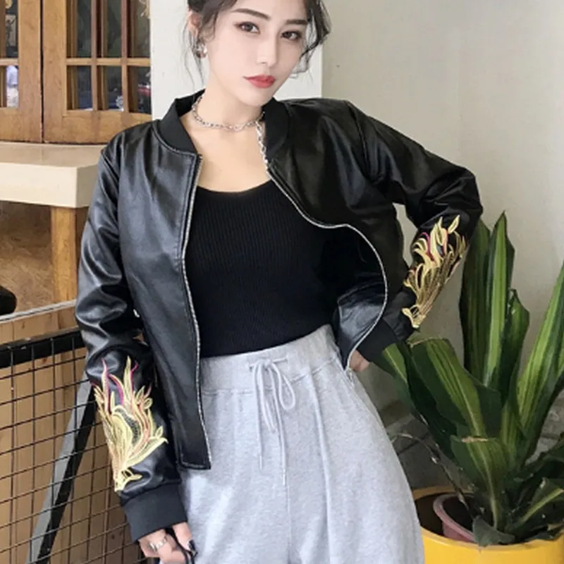 Женская кожаная куртка с цветочной вышивкой сезон весна осень Черная из