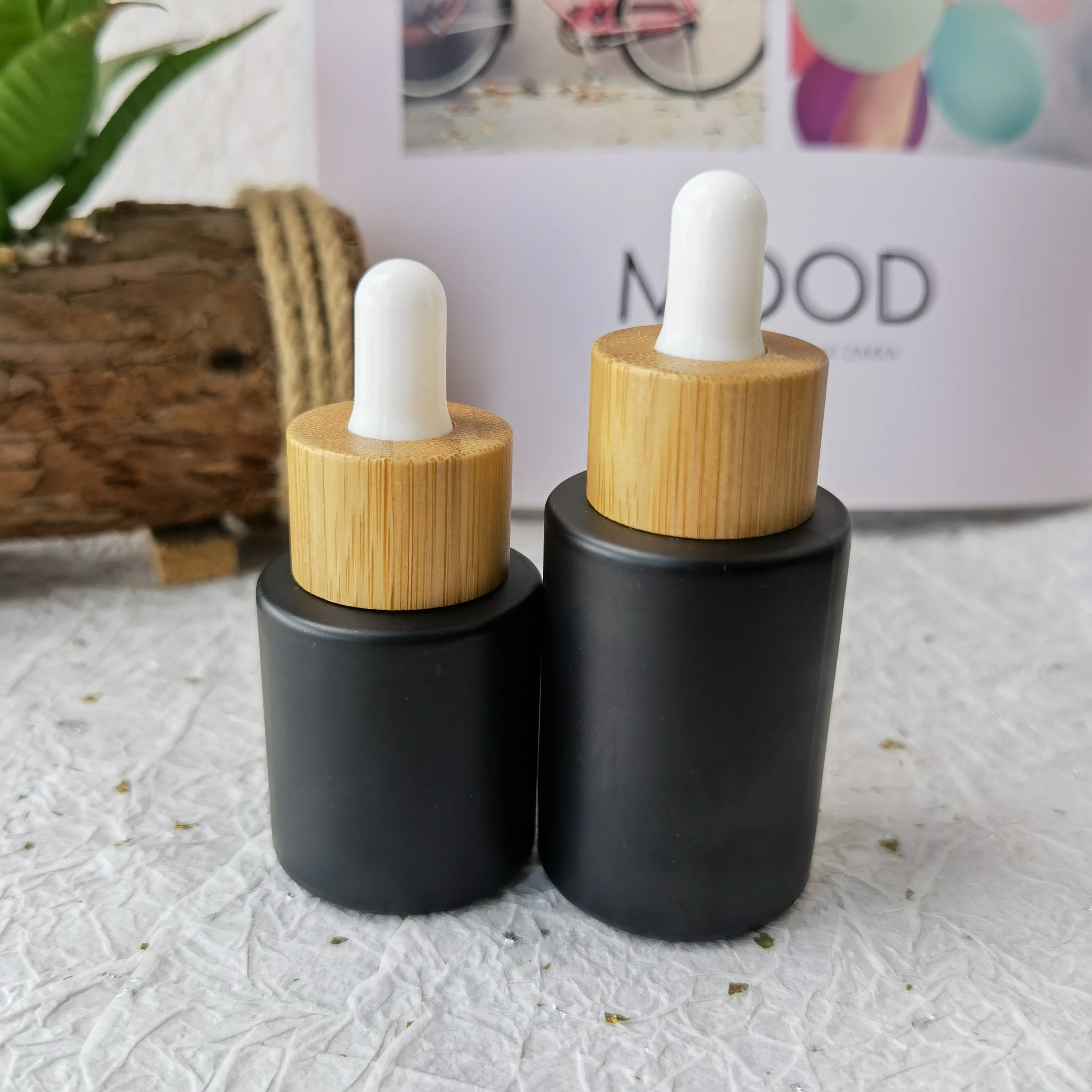 Shipping Free Samples 5 PCS Cosmetic Essential Oil Bottle Black Glass With Bamboo Dropper Dispenser Skin Care Packaging