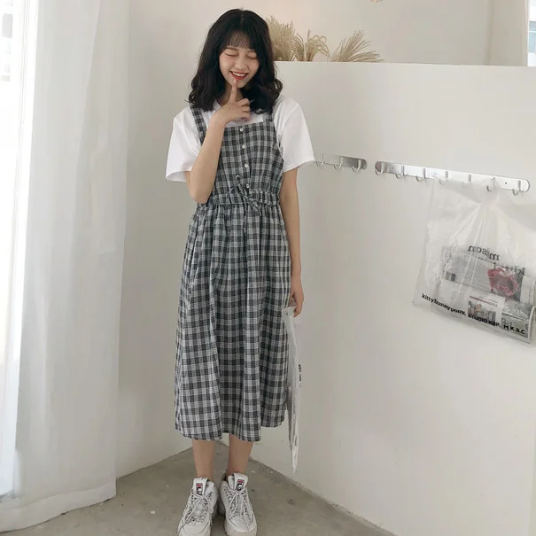 Летнее клетчатое платье на тонких бретельках с высокой талией без рукавов