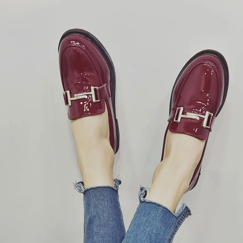 Женские туфли-оксфорды красного цвета лакированные кожаные мокасины на плоской