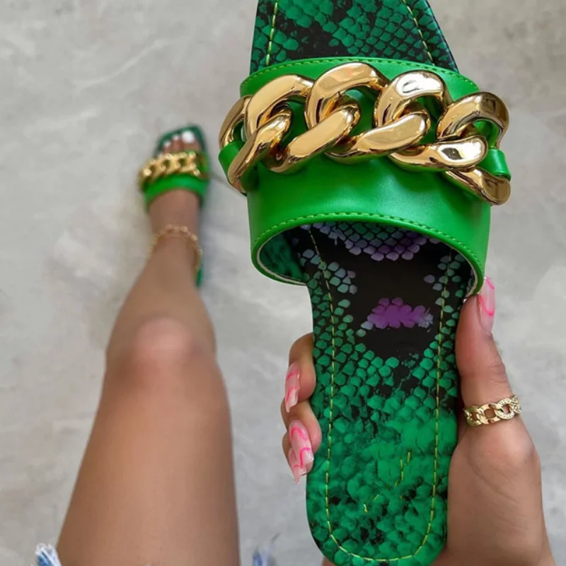 

Сандалии женские летние на плоской подошве, декоративные Шлепанцы из металла, квадратный носок, блестящие удобные для пляжа и отдыха на отк...