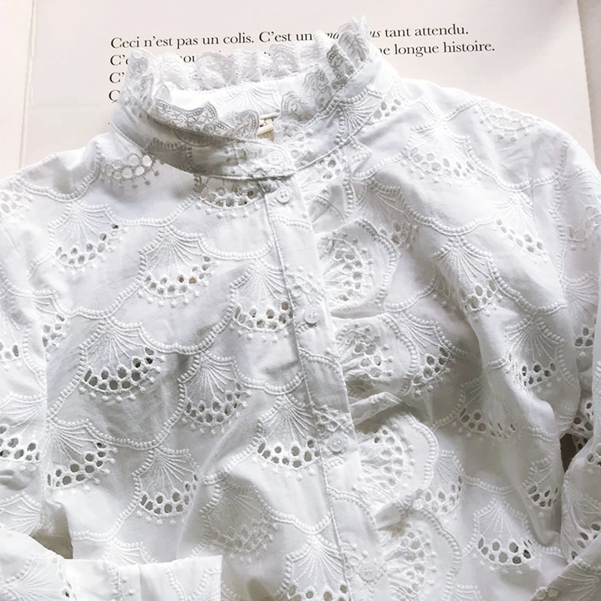 Женская ажурная блузка с рюшами винтажная на пуговицах длинным рукавом и