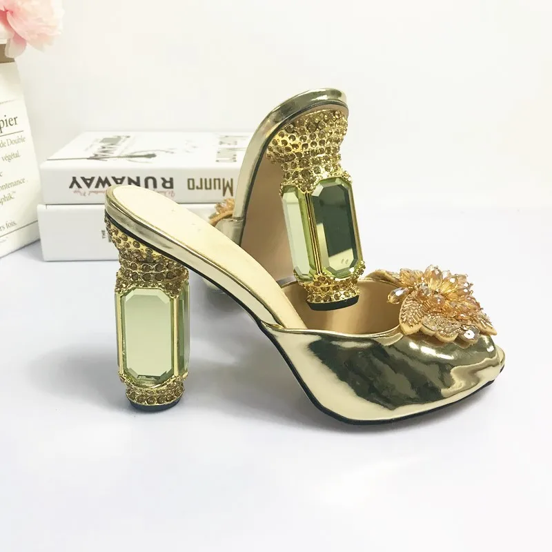 Роскошные свадебные женские туфли на каблуке с подходящим зеленым клатчем