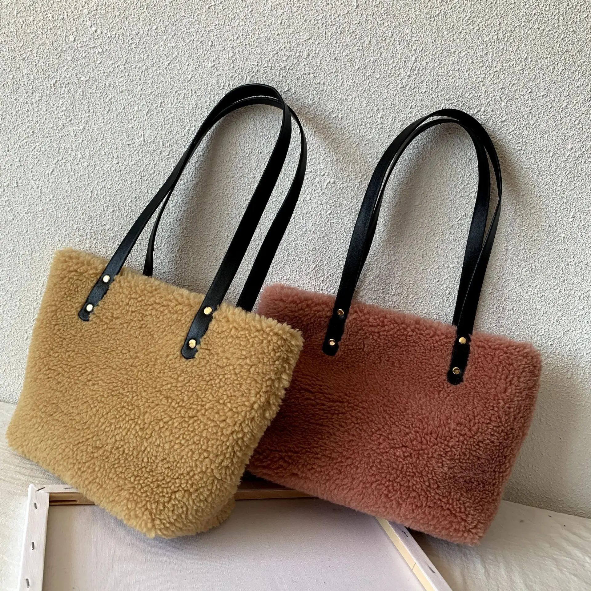 

Artificial Lamb Wool Ladies Shoulder Bags Large Capacity Soft Plush Handbags for Women Fashion Winter Female Travel Casual Tote