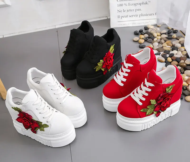 

Кроссовки женские вулканизированные на высокой танкетке, со шнуровкой, белые