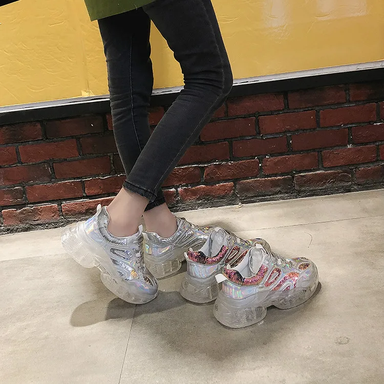 Блестящие повседневные женские кроссовки коллекция 2019 года на платформе модные