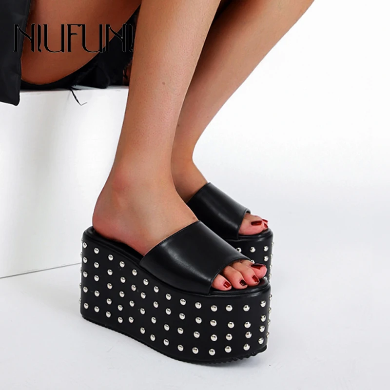 

Slides Thick High Heels Wedge Sandals Rivets Peep Toe Black Sexy Women Slippers Summer Casual Street Platform Women's Shoes 2021