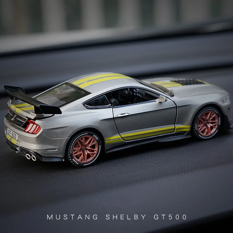 

Модель автомобиля Ford Mustang Shelby GT500 в масштабе 1:32, высокая имитация суперкара, металлическая игрушечная машинка с 4 открывающимися дверями, с б...