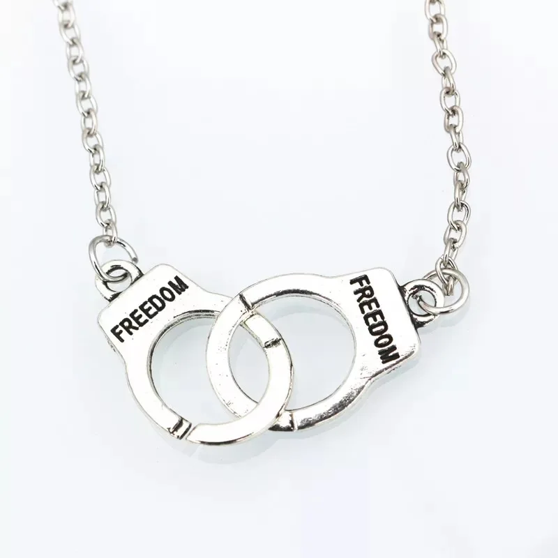 Ожерелье с наручниками серебристого цвета в стиле уличной моды в подарок другу панк-мода шеи украшения.