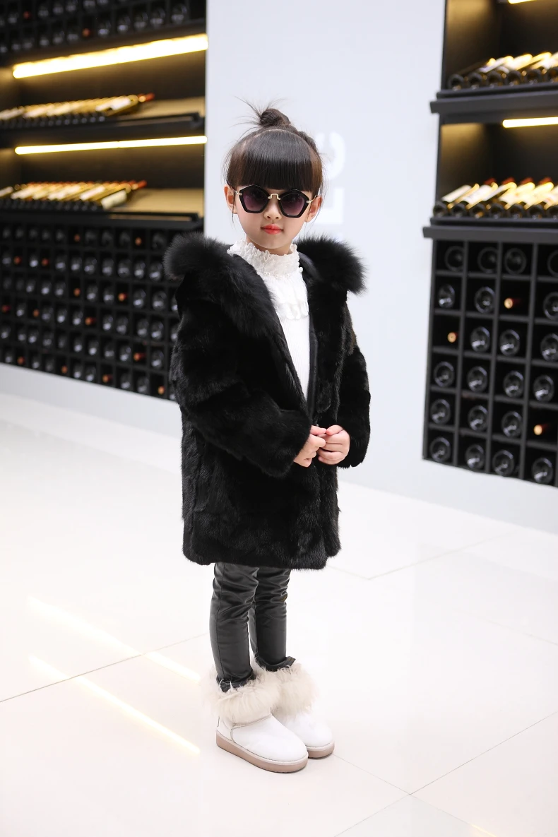 Шуба детская из натурального меха норки черного цвета с капюшоном лисьего теплая