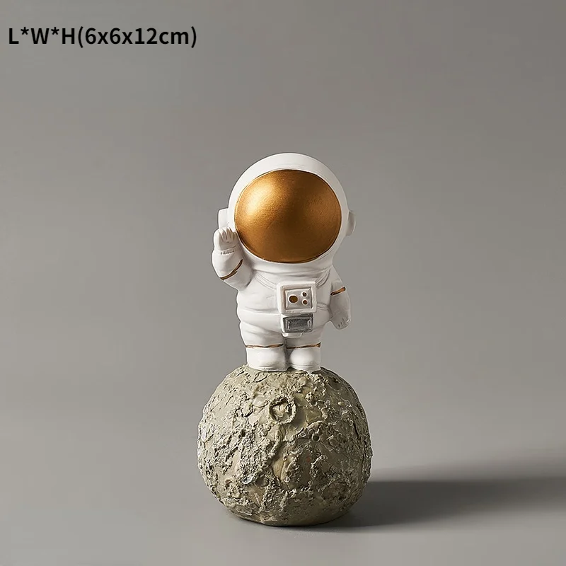 

Фигурка космонавта из канифоли