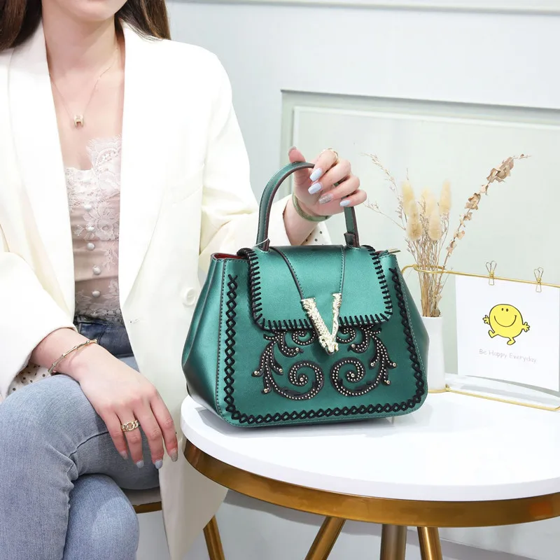 

Luxury Leather Women's Shoulder Bag 2021 New Fashion Famous Designer Rivet Flower Cane Portable Messenger Bag Sac De Luxe Femme