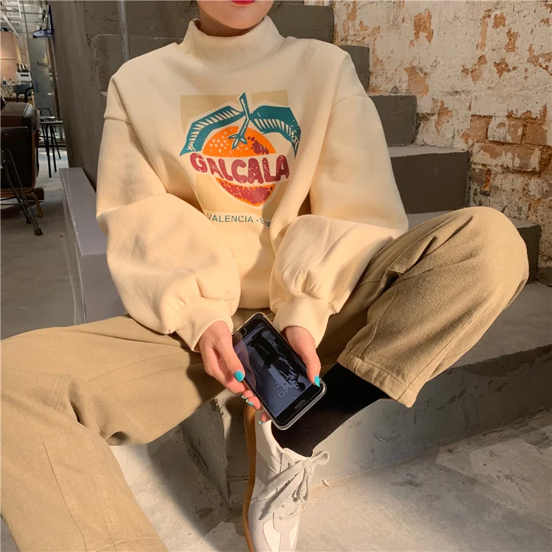 

Утепленный плюшевый свитер с полувысоким воротником для женщин на осень и зиму 2021 Новый Просторный наружный топ с принтом в иностранном сти...