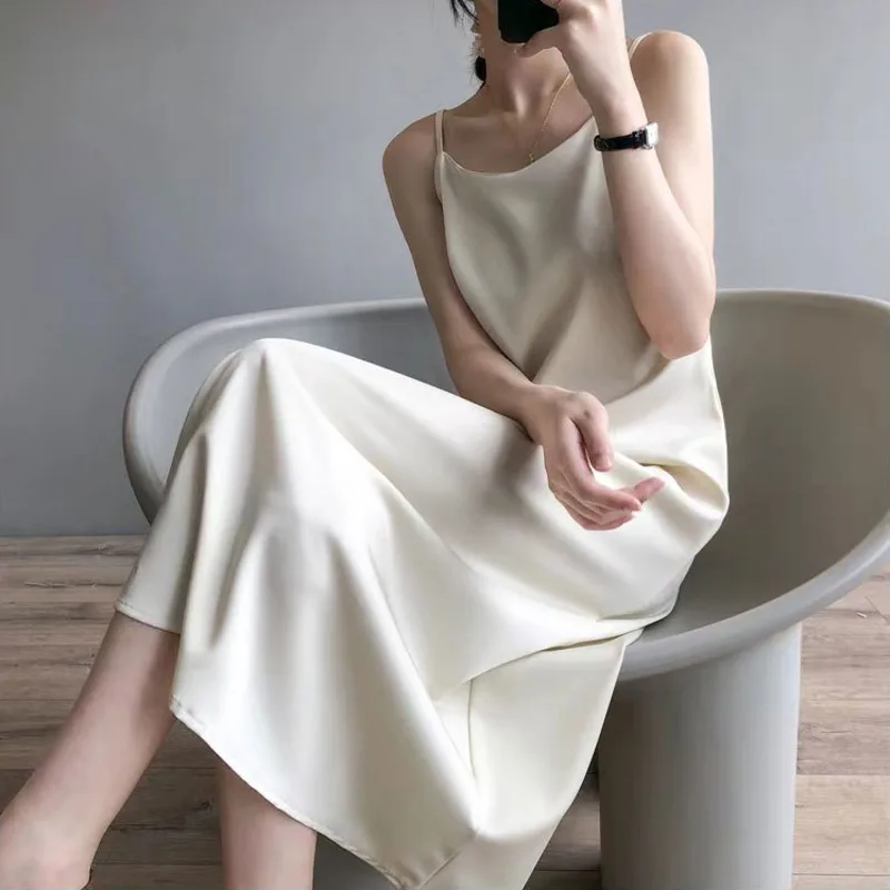 

Женское атласное платье на бретелях-спагетти, с V-образным вырезом