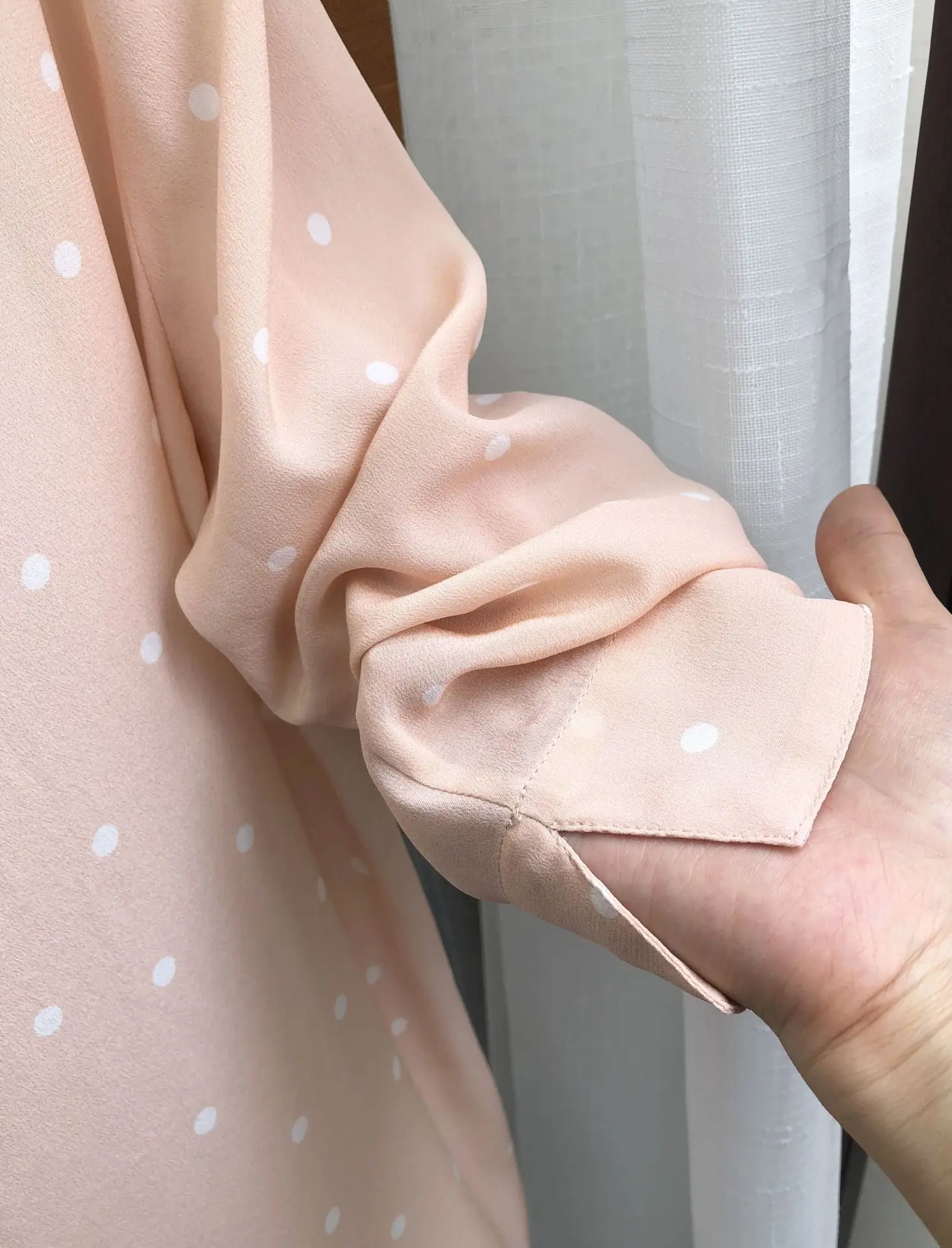 

Polka Dot Round Neck Silk Top 2019 Early Summer Gentle Light Powder Back Small Bag Buckle Shirt